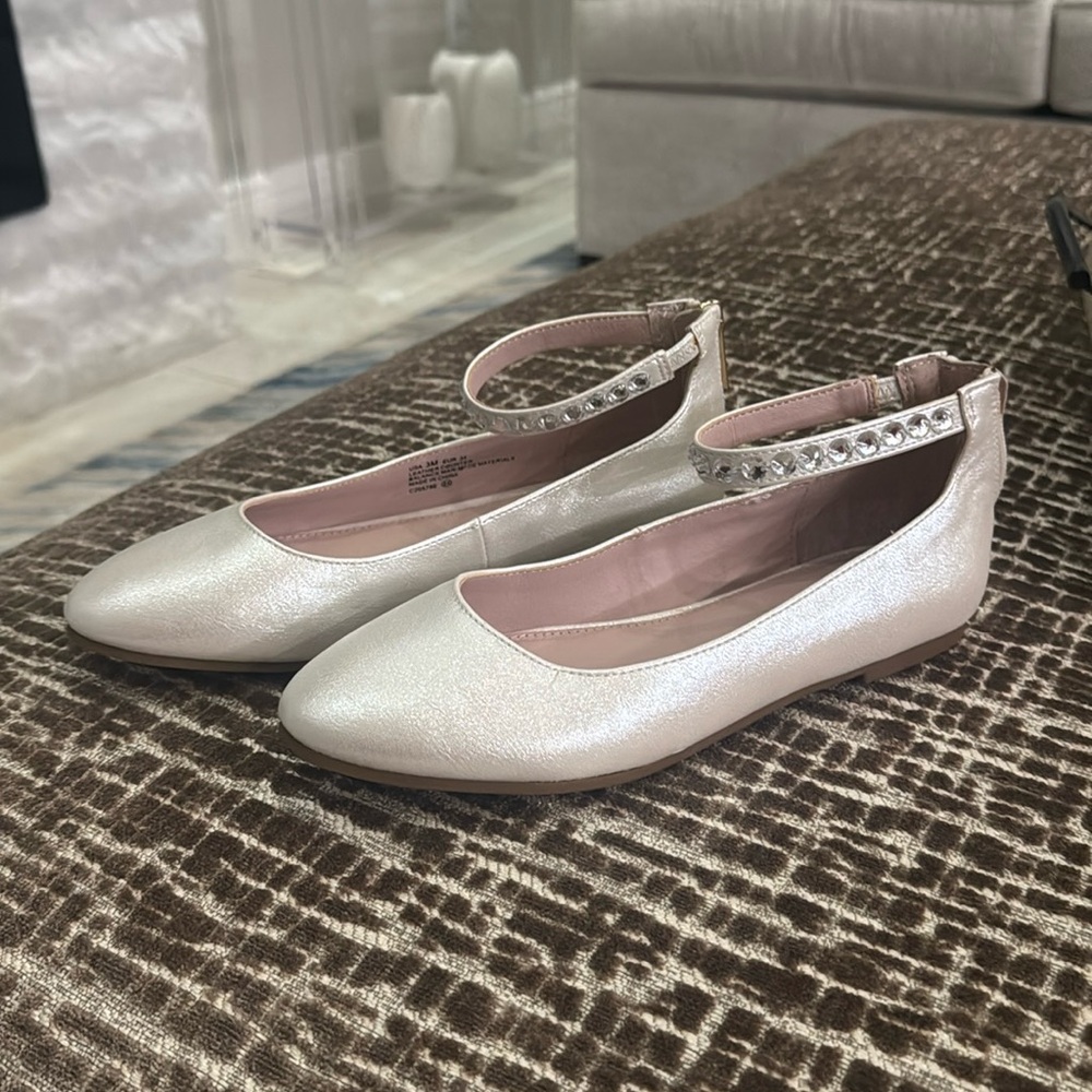 Nina girls dress shoes size 3. Mimi style. Ivory Pearlized with diamond strap
